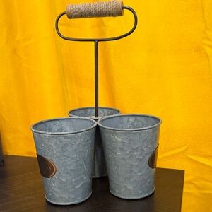 Farmhouse utensil holder